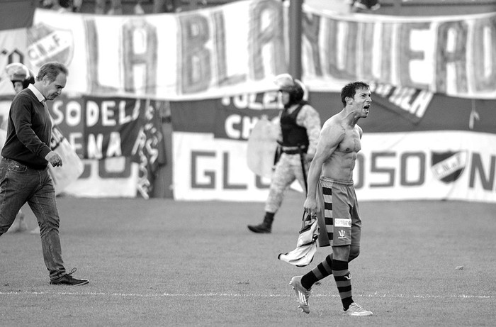 Jonatan Ramírez, de El Tanque Sisley (d), y el director técnico de Nacional, Martín Lasarte, al final del partido. Foto: Pablo Vignali