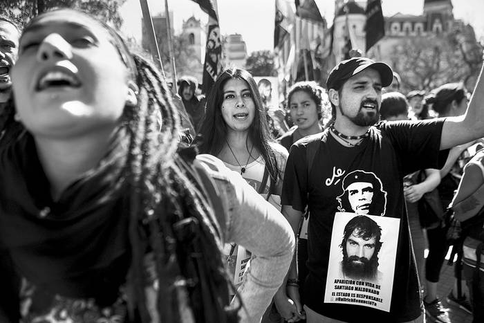 Protesta por la desaparición de Santiago Maldonado, ayer, frente a la Casa Rosada, en Buenos Aires. Foto: Eitan Abramovich, AFP