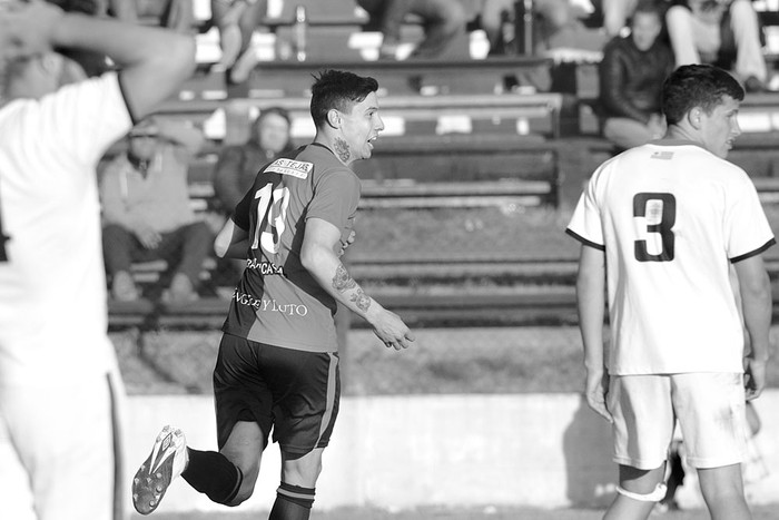 Augusto Cáceres festeja el primer gol de Basáñez a Huracán Buceo, ayer, en la Bombonera. Foto: Pablo Vignali