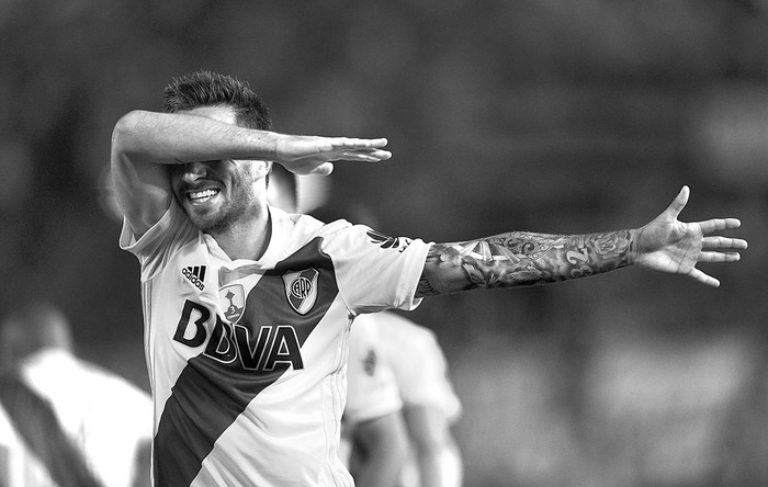 Ignacio Scocco, de River Plate, festeja un gol a Lanús, ayer, en el estadio Monumental, en Buenos Aires. Foto: Juan Mabromata, AFP