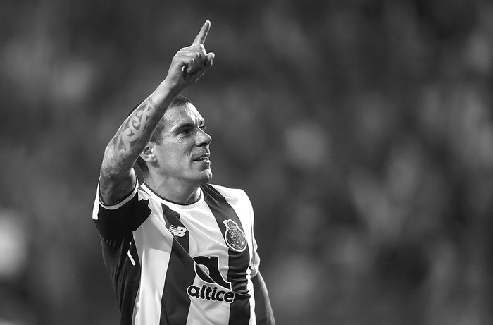 Maximiliano Pereira, de Oporto, festeja después de anotar un gol a Leipzig, ayer, en el estadio Dragão, en Oporto. Foto: Miguel Riopa, AFP