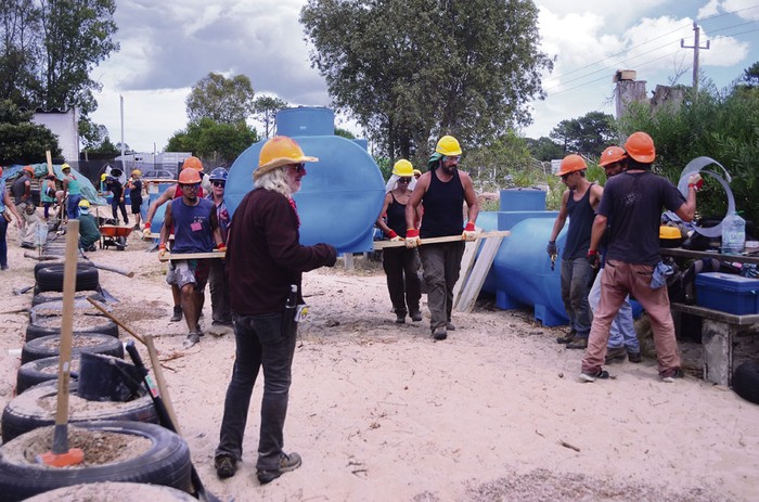 Michael Reynolds, durante la construcción de la escuela sustentable en Jaureguiberry. Foto: Pablo Vignali (archivo, febrero de 2016)
