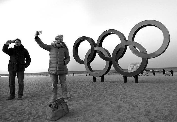Playa de Gyeongpo, en Gangneung, antes de los Juegos Olímpicos de Invierno de Pyeongchang. • foto: jung yeon-je, afp