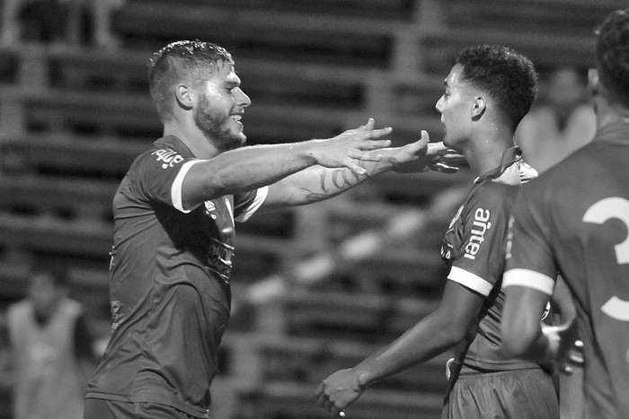 Germán Rivero y Carlos Benavides festejan un gol de Defensor Sporting a Fénix, ayer, en el estadio Luis Franzini. Foto: Federico Gutiérrez