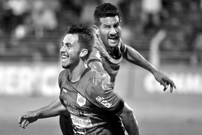 Igor Pam y Gabriel de León festejan un gol de Rampla Juniors a Universidad Técnica de Cajamarca, ayer, en el estadio Luis Franzini. Foto: Federico Gutiérrez