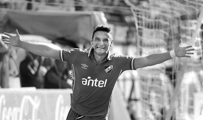 Gonzalo Bergessio festeja el segundo gol de Nacional a Wanderers, ayer, en el Parque Viera. Foto: Pablo Vignali