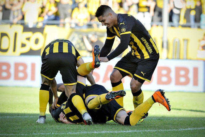 Jugadores de Peñarol festejan el segundo gol en el partido con Fénix, el sábado, en el Campeón del Siglo. · Foto: Federico Gutiérrez