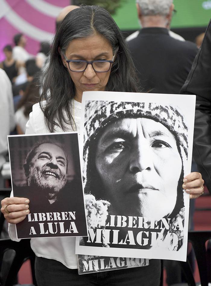 Manifestante durante el Primer Foro Mundial de Pensamiento Crítico, en Buenos Aires. · Foto: Eitan Abramovich