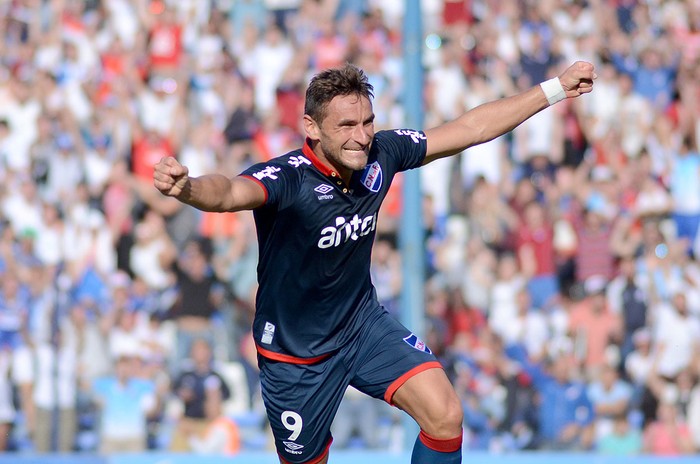 Gonzalo Bergessio festeja un gol de Nacional a River Plate, el sábado, en el Gran Parque Central. · Foto: Pablo Vignali
