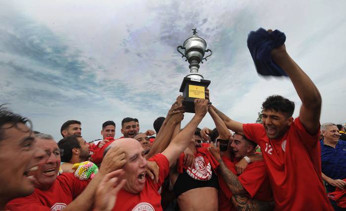 Los jugadores de Rentistas festejan el ascenso a Primera División. · Foto: Federico Gutiérrez