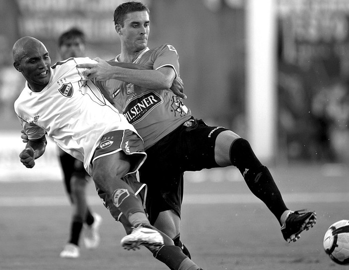 Mario Regueiro, de Nacional y Adrián Ianiero, de Deportivo Cuenca, durante el partido jugado en el Parque Central. (archivo, febrero de 2010) · Foto: EFE, Iván Franco