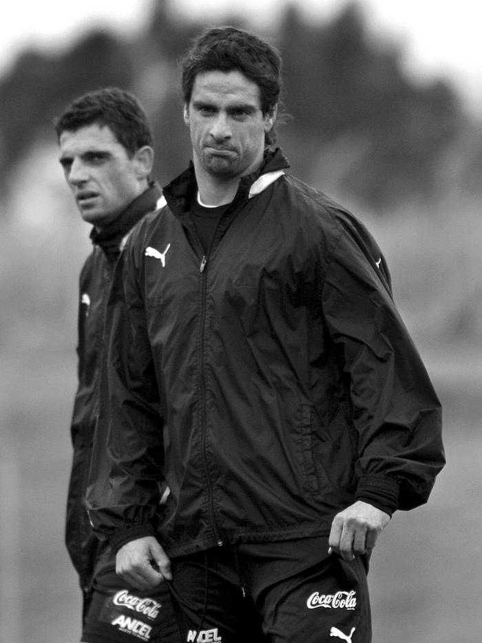 Rodrigo López y Bruno Silva, en el complejo de alto rendimiento de la Asociación Uruguaya de Fútbol.  · Foto: Javier Calvelo