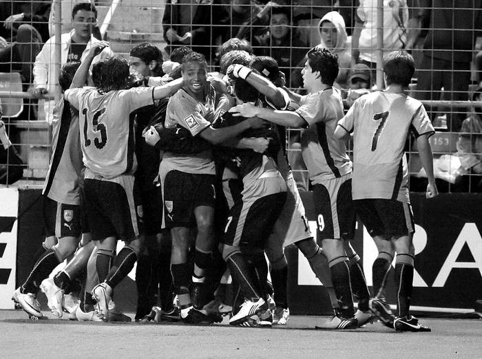 Festejo de los jugadores de Uruguay tras el gol de Diego Lugano ante Costa Rica. / foto: efe,esteban dato  · Foto: Esteban Dato