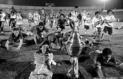 Festejo de los jugadores tricolores tras la obtención del título de campeón del torneo Apertura del fútbol uruguayo al vencer a Fénix, anoche en el Estadio Centenario. 