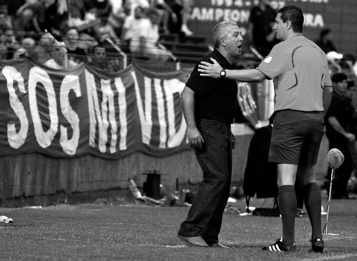 Gustavo Ferrín, el domingo, cuando fue expulsado durante el partido ante Danubio en el estadio Luis Franzini.  · Foto: Victoria Rodríguez