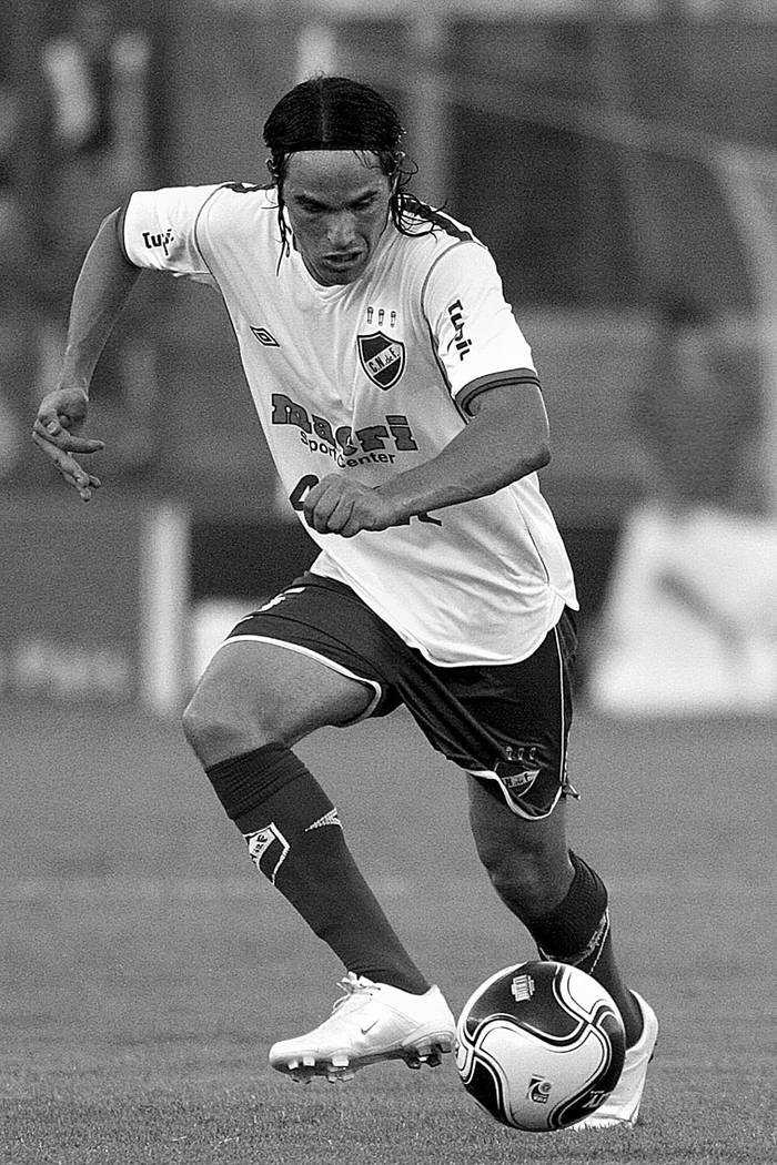 Álvaro González, el sábado, durante el partido ante Defensor Sporting en el Parque Central.  · Foto: Victoria Rodríguez