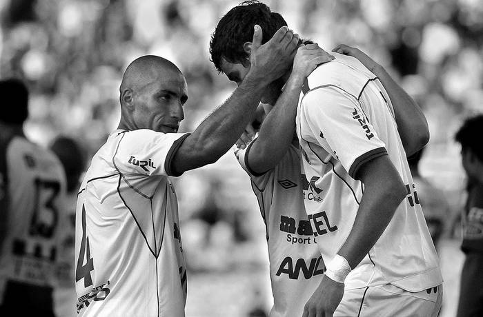 Christian Núñez y Sebastián Balsas, ayer, tras el segundo gol de Nacional ante Racing, en el Estadio Centenario.  · Foto: Victoria Rodríguez
