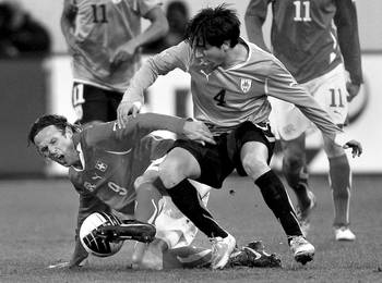 El jugador suizo Marco Streller y Jorge Fucile, ayer, durante el partido en el estadio AFG Arena, en St. Gallen. El jugador suizo Marco Streller y Jorge Fucile, ayer, durante el partido en el estadio AFG Arena, en St. Gallen.