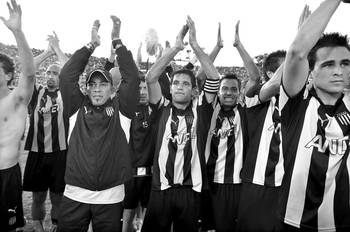 Los jugadores de Peñarol, el sábado, tras obtener el título del Torneo Clausura al vencer a Fénix, en el estadio Centenario. Los jugadores de Peñarol, el sábado, tras obtener el título del Torneo Clausura al vencer a Fénix, en el estadio Centenario.