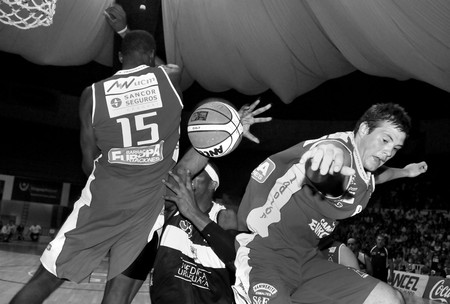 Gordon James, de Trouville, Chris Jackson, de Defensor Sporting y Claudio Bascou, de Trouville, anoche en el Cilindro Trouville. · Foto: Javier Calvelo Gordon James, de Trouville, Chris Jackson, de Defensor Sporting y Claudio Bascou, de Trouville, anoche en el Cilindro Trouville. · Foto: Javier Calvelo