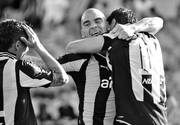 Fabián Estoyanoff, Damián Macaluso y Juan Manuel Olivera, ayer, tras el primer gol de Peñarol ante Defensor Sporting, en el estadio Centenario. 