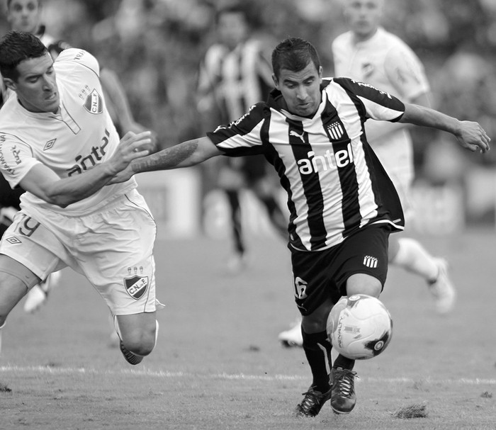 Andrés Scotti, de Nacional, y Jorge Zambrana, de Peñarol, durante el clásico del campeonato Apertura. (archivo, noviembre de 2012) · Foto: Pedro Rincón