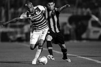 Ribair Rodríguez, de Santos Laguna, y Luis Aguiar, de Peñarol, ayer, en el estadio Centenario. Foto: Nicolás Celaya Ribair Rodríguez, de Santos Laguna, y Luis Aguiar, de Peñarol, ayer, en el estadio Centenario. Foto: Nicolás Celaya