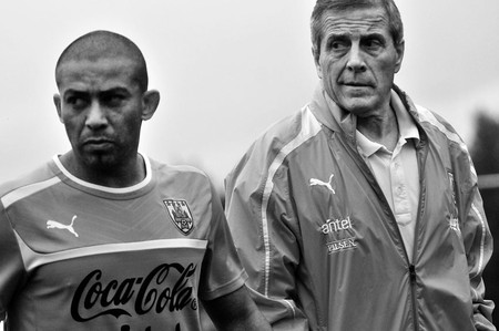 Egidio Arévalo Ríos y Óscar Tabárez en un entrenamiento de la selección en el Complejo Uruguay Celeste. / Foto: Javier Calvelo (archivo, octubre de 2012) Egidio Arévalo Ríos y Óscar Tabárez en un entrenamiento de la selección en el Complejo Uruguay Celeste. / Foto: Javier Calvelo (archivo, octubre de 2012)