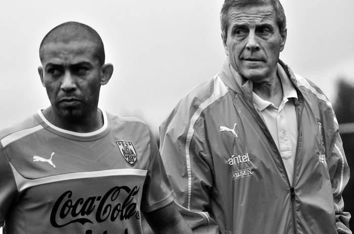 Egidio Arévalo Ríos y Óscar Tabárez en un entrenamiento de la selección en el Complejo Uruguay Celeste. / Foto: Javier Calvelo (archivo, octubre de 2012)