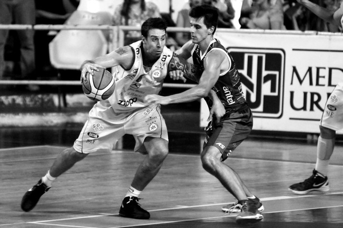 Mauricio Aguiar, de Hebraica y Macabi, y Rodrigo Trelles, de Aguada durante el primer partido de la serie de cuartos de final, en el Palacio Peñarol. / Foto: Nicolás Celaya (archivo, marzo de 2014)