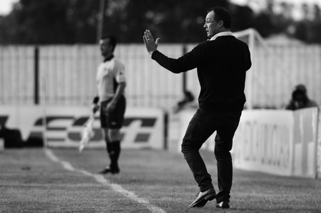 Alfredo Arias, director técnico de Wanderers, en un encuentro del Torneo Clausura. / Foto: Sandro Pereyra (archivo, abril de 2014) Alfredo Arias, director técnico de Wanderers, en un encuentro del Torneo Clausura. / Foto: Sandro Pereyra (archivo, abril de 2014)