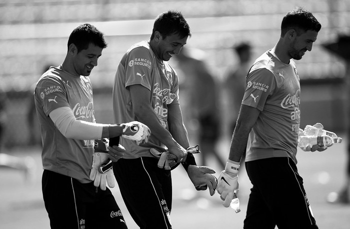 Rodrigo Muñoz, Fernando Muslera y Martín Silva, goleros de la selección uruguaya, durante el entrenamiento del sábado en el estadio Arena do Jacaré, en Sete Lagoas (Brasil). / Foto: Sandro Pereyra