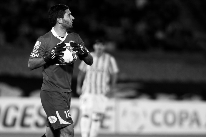 Martín Campaña, golero de Defensor Sporting, durante el partido con Nacional de Colombia en el estadio Centenario. / Foto: Pedro Rincón