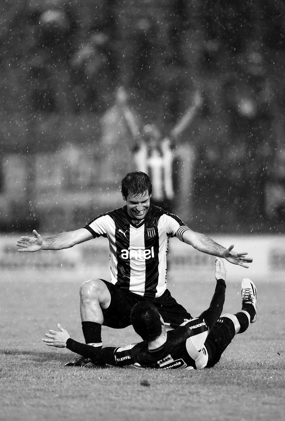 Antonio Pacheco y Jorge Rodríguez, de Peñarol, ayer tras el gol ante Juventud de las Piedras, en el estadio Centenario. / Foto: Nicolás Celaya