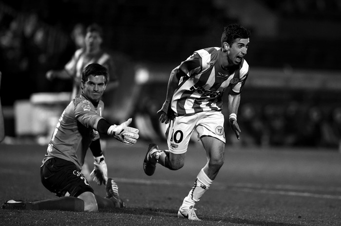 Franco Constanzo, golero de Universidad Católica de Chile, y Michael Santos, de River Plate, anoche, luego del primer gol de River Plate en el estadio Luis Franzini. / Foto: Nicolás Celaya