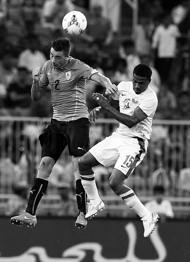 José María Giménez, de Uruguay, y Nassir Ali Al-Shamrani, de Arabia Saudita, el viernes durante el partido disputado en el estadio Príncipe Abdullah Al-Faisal, en Jeddah, Arabia Saudita. / Foto: Stringer, Efe