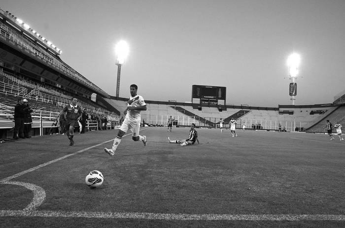 Sebastián Domínguez, de Vélez Sarsfield, ayer, durante el partido ante Peñarol en el estadio José Amalfitani, en Buenos Aires. · Foto:  Iván Fernández, Efe