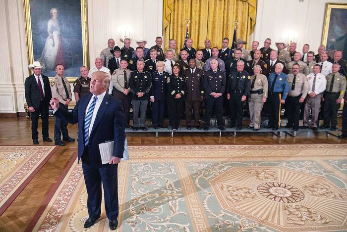 Donald Trump, durante un encuentro con sheriffs en la Casa Blanca, en Washington. , afp · Foto: Nicholas Kamm