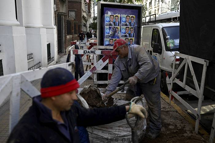 Trabajadores en el centro de Buenos Aires. · Foto: Luis Robayo, AFP