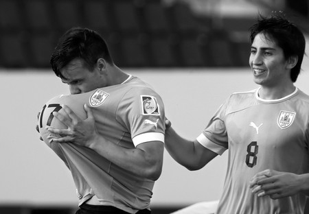 Leandro Otormín y Franco Pizzichillo, ayer, tras el tercer gol de Uruguay ante Eslovaquia en el estadio Emiratos de Ras al Khaimah. · Foto: Karim Sahib, Afp Leandro Otormín y Franco Pizzichillo, ayer, tras el tercer gol de Uruguay ante Eslovaquia en el estadio Emiratos de Ras al Khaimah. · Foto: Karim Sahib, Afp