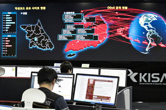 Monitoreo de la propagación de ciberataques de ransomware en la Agencia de Seguridad e Internet de Corea
en Seúl. Foto: Yonhap, Afp
