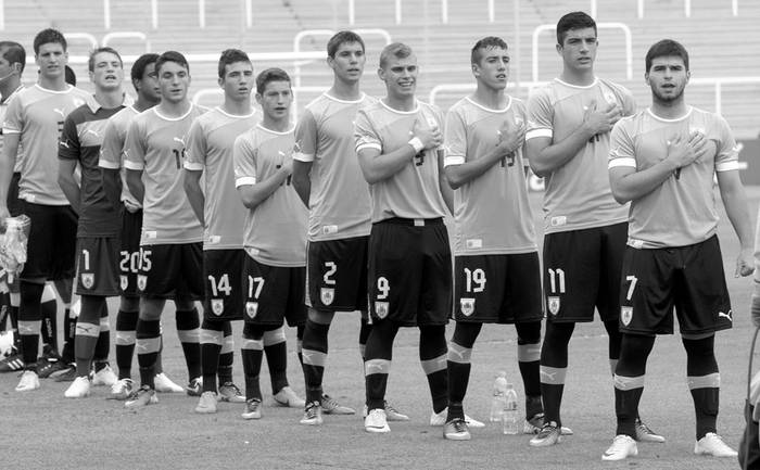 Los jugadores de la selección uruguaya sub 17, previo al partido ante Perú en la primera fase del Sudamericano de Argentina, en Mendoza. (archivo, abril de 2013) · Foto: Adrián Mariotti