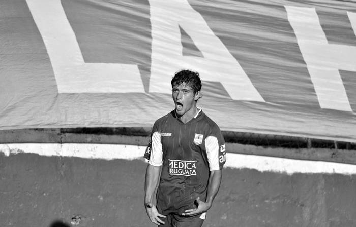 Giorgian de Arrascaeta tras convertir el primer gol de Defensor Sporting ante Central Español, ayer, en el estadio Luis Franzini. · Foto: Javier Calvelo