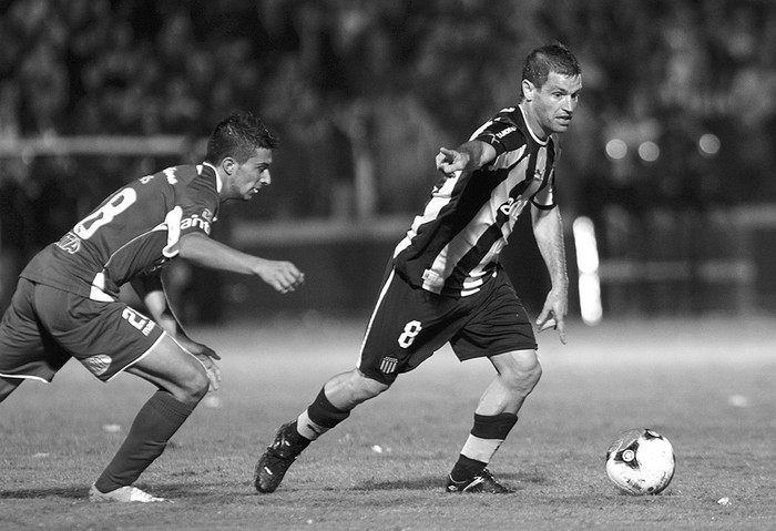 Leonardo Pais, de Defensor Sporting, y Antonio Pacheco, de Peñarol, durante el partido por el torneo Clausura en el estadio Luis Franzini.  · Foto: Pedro Rincón