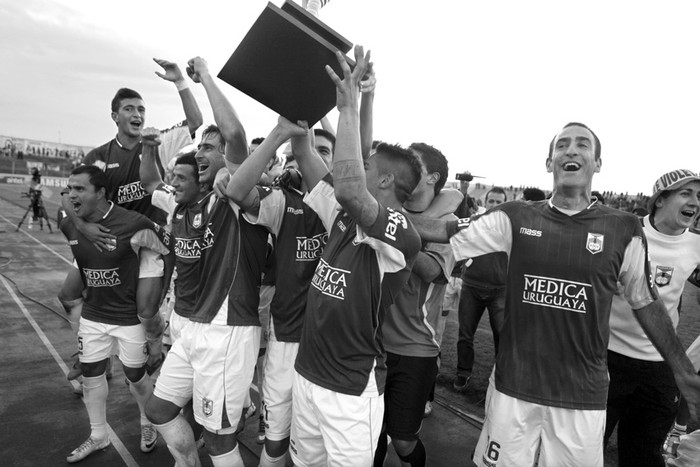 Los jugadores de Defensor Sporting, tras consagrarse campeones del Torneo Clausura, el sábado en el estadio Luis Trócoli. · Foto: Pedro Rincón