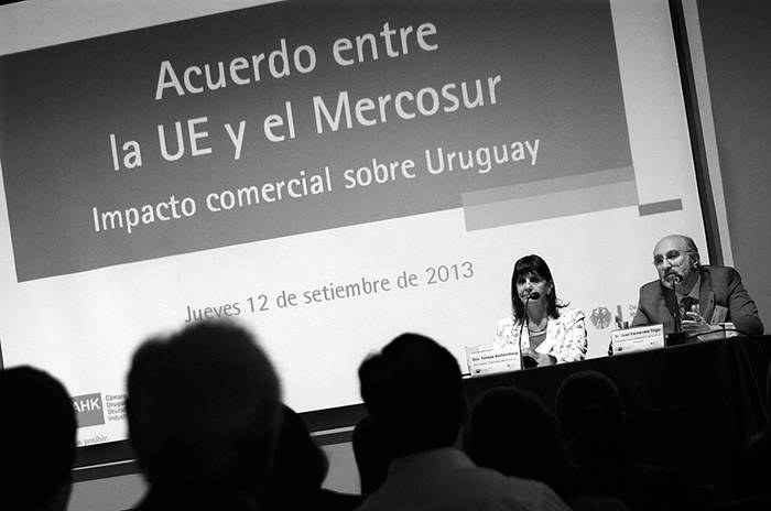 Teresa Aishemberg, secretaria ejecutiva de la Unión de Exportadores del Uruguay, y Juan Fernández Trigo, embajador de la delegación de la Unión Europea en Uruguay, ayer, en la Embajada alemana.  · Foto: Pablo Vignali