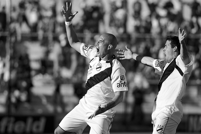 Pablo Lima y Camilo Mayada, ayer, tras el tercer gol de Danubio y segundo de Lima ante Juventud, ayer, en Jardines del Hipódromo.  · Foto: Pablo Nogueira