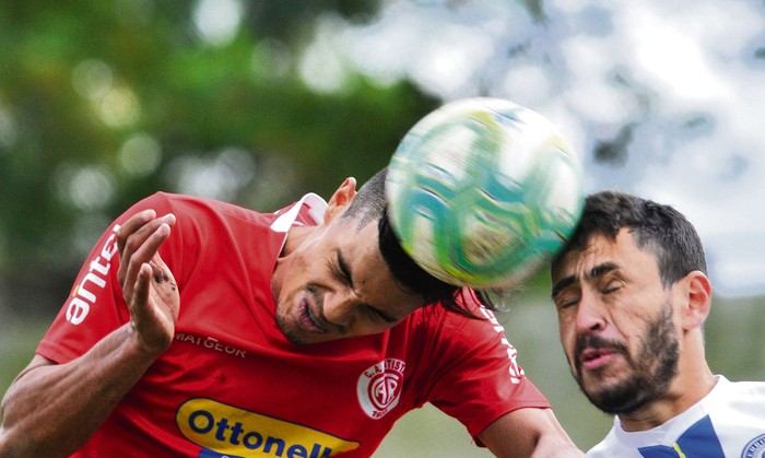 Rentistas-Cerro Largo, en el partido que inició la fecha de la Segunda División Profesional, en el Parque Palermo. · Foto: Federico Gutiérrez