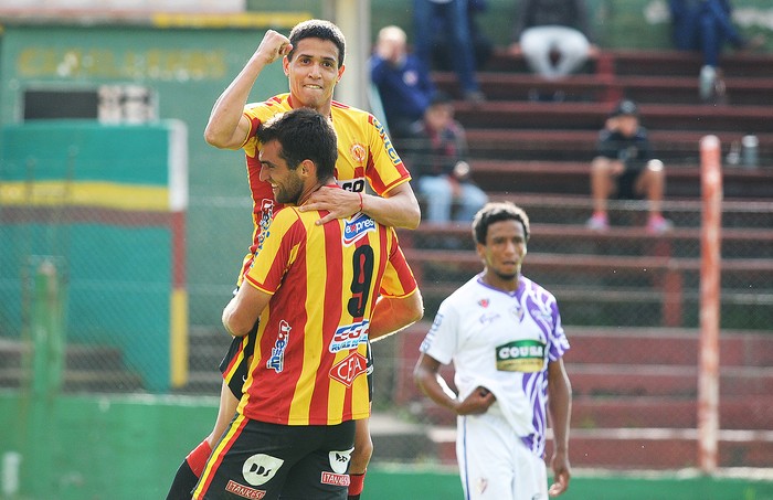 Gustavo Alles y Rodrigo Viega, de Progreso, tras el tercer gol de Progreso ante Fénix, convertido por Viega. · Foto: Federico Gutiérrez