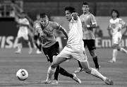 Nicolás López, de Uruguay, y Ali Faez, de Irak, ayer durante el partido semifinal del Mundial sub 20 en, el estadio Huseyin Avni Aker de Trabzon, Turquía.